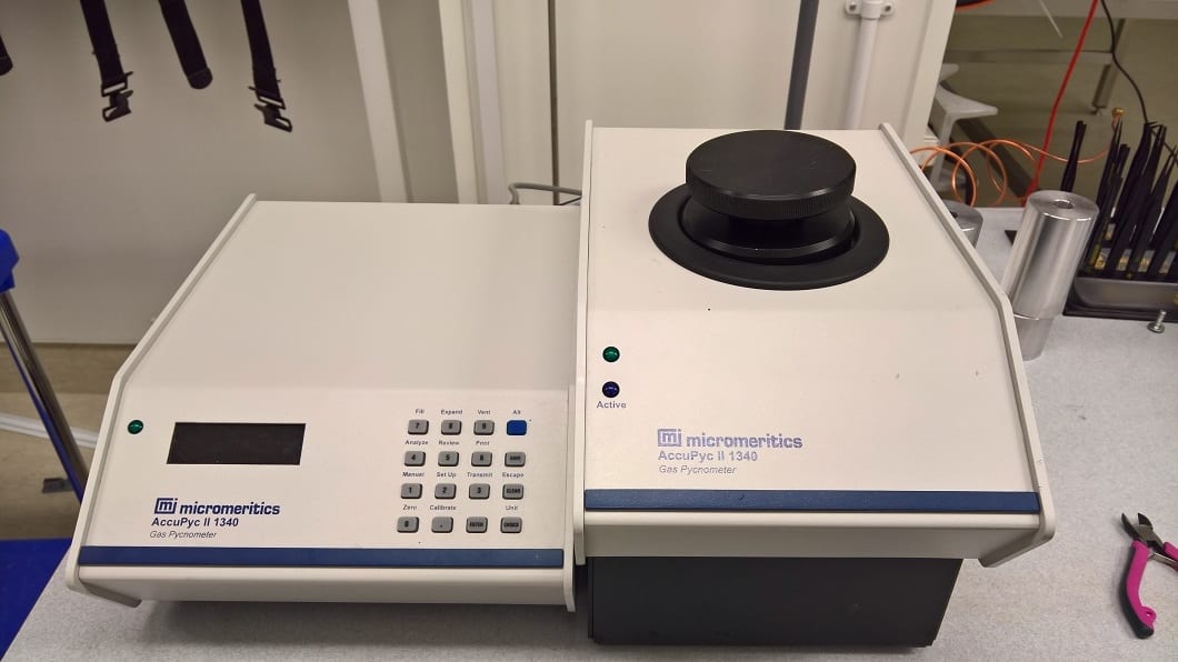Accupyc Micromeritics AccuPyc II 1340 Gas Pycnometer – Bridge Tronic Global