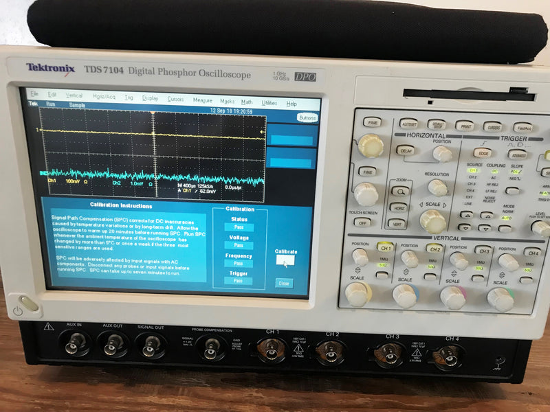 Tektronix TDS 7104 Digital Phosphor Oscilloscope