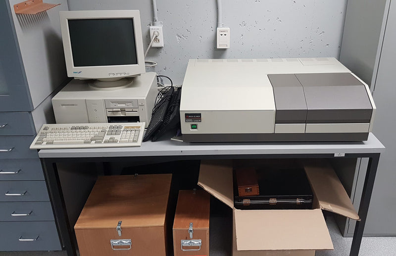 Perkin Elmer Lambda 19 UV-VIS-NIR Spectrometer (Ultraviolet-Visible-Near-Infrared)