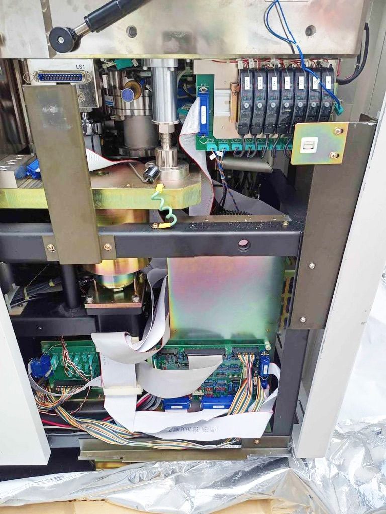 Hitachi S 8820 S CD-SEM (Critical Dimension Scanning Electron Microscope)