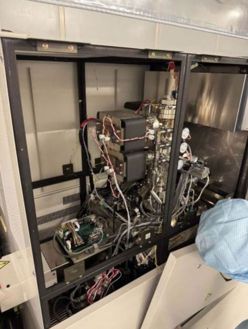 Hitachi S 8820 SEM (Scanning Electron Microscope)