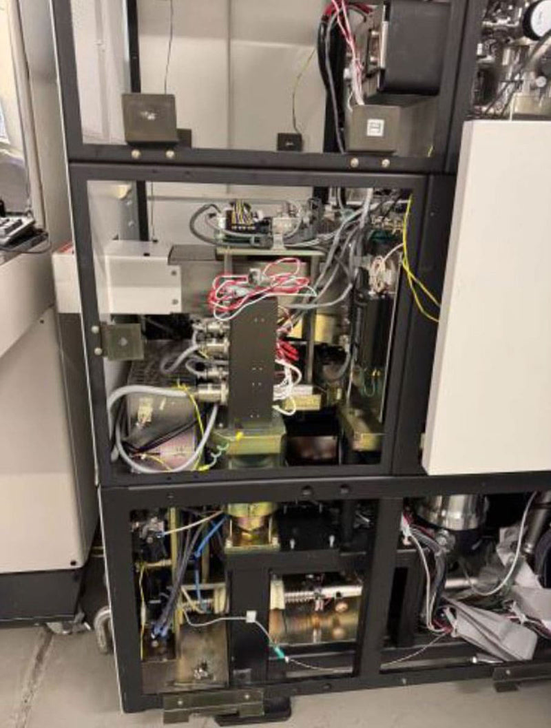 Hitachi S 8820 SEM (Scanning Electron Microscope)