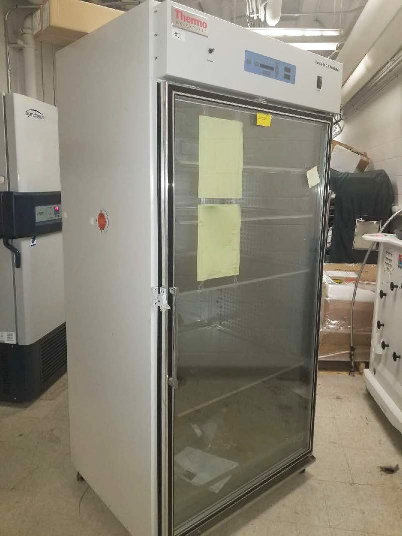 Thermo Scientific 3950 Reach In CO2 Incubator