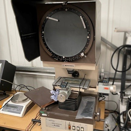 Mitutoyo PJ 300 Profile Projector