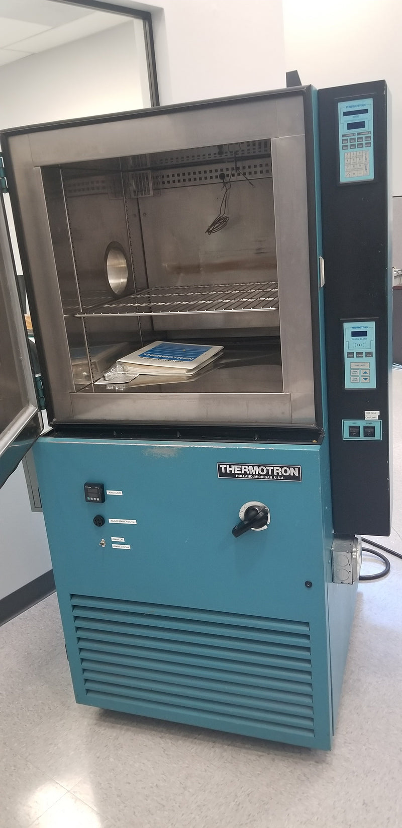 Thermotron S 8 C Temperature Chamber