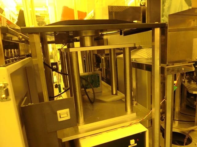 Hitachi S 8820 S CD-SEM (Critical Dimension Scanning Electron Microscope)