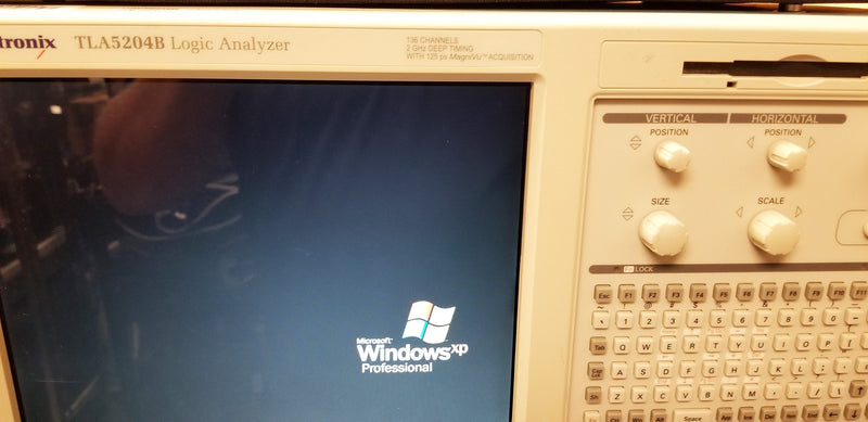 Tektronix TLA 5204 B Logic Analyzer