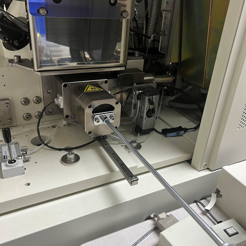 SII Nanotechnology SMI 3050 SE FIB-SEM (Focused Ion Beam - Scanning Electron Microscope)