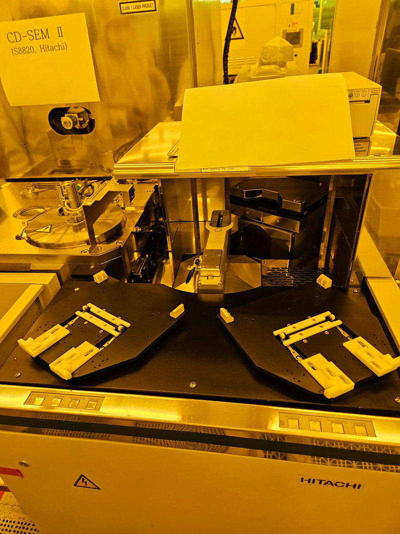 Hitachi S 8820 CD-SEM (Critical Dimension Scanning Electron Microscope)