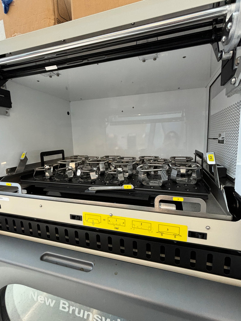 New Brunswick Scientific Innova 44 Shaker Incubator