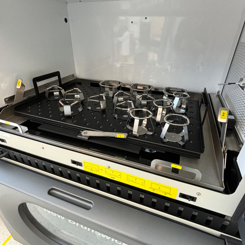 New Brunswick Scientific Innova 44 Shaker Incubator
