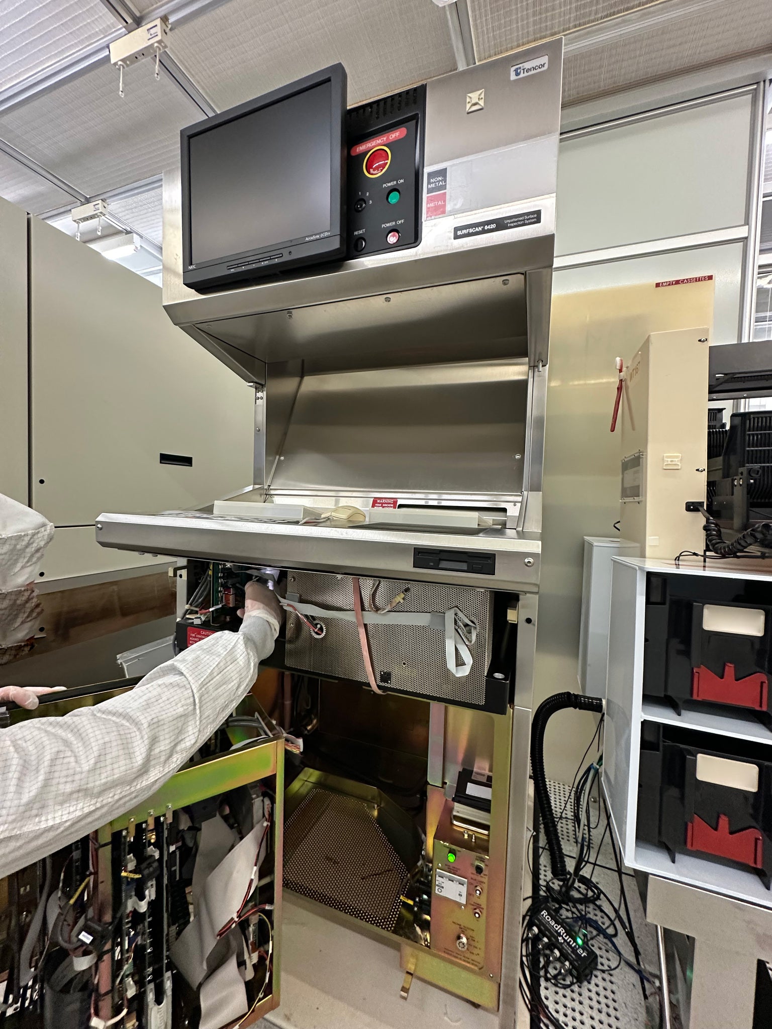 KLA Surfscan 6420 Particle Defect System – Bridge Tronic Global